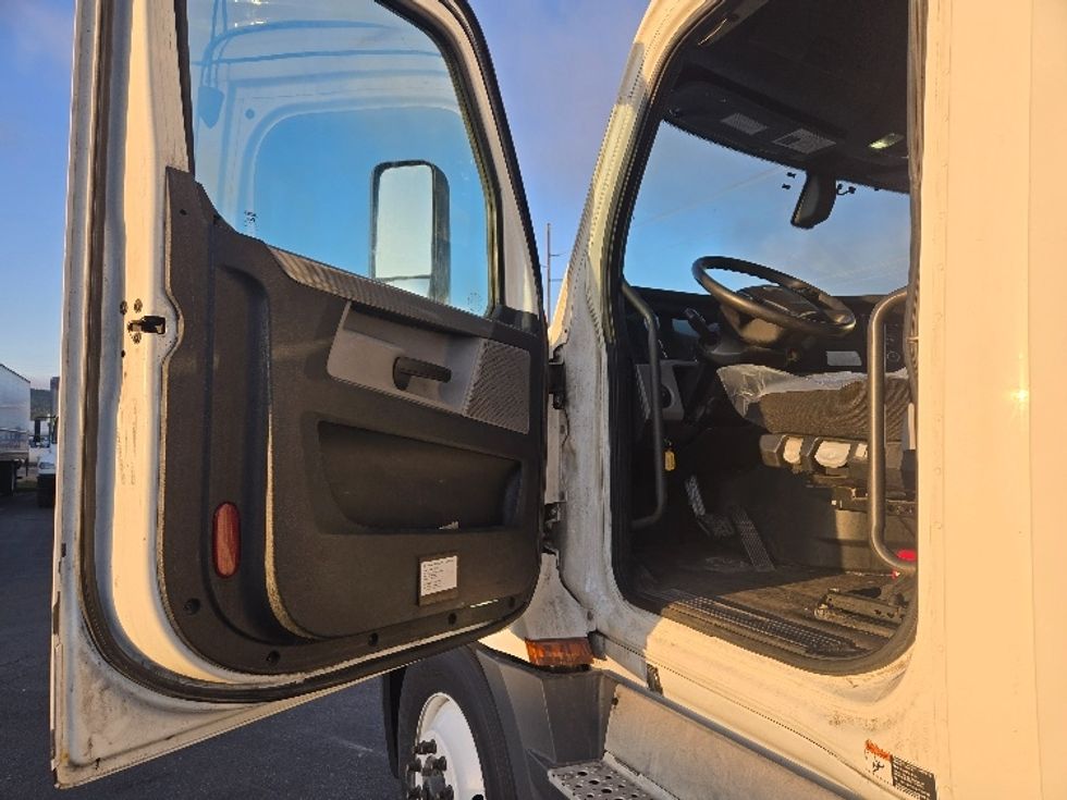 Day Cab Tractor-Heavy Duty Tractors-Freightliner-2020-T12664ST-Spokane Valley-WA-473,201\n\t\tmiles-$ 51,000 - Image 9