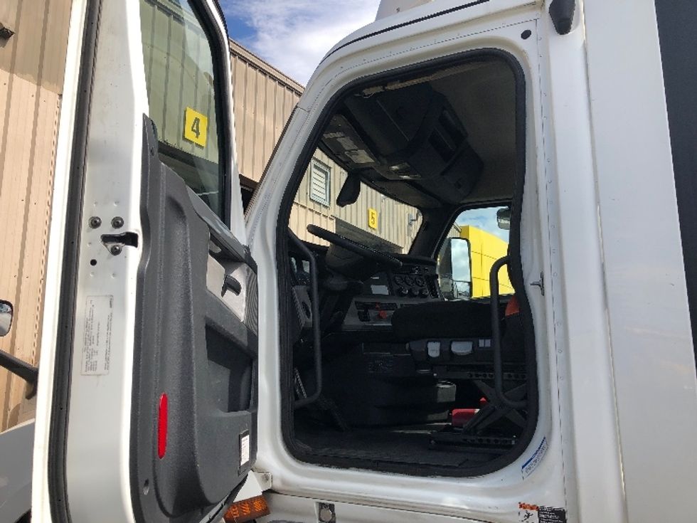 Day Cab Tractor-Heavy Duty Tractors-Freightliner-2020-T12664ST-Spokane Valley-WA-483,906\n\t\tmiles-$ 48,250 - Image 9