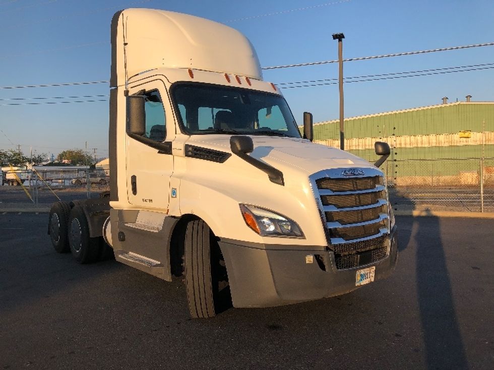 2020 Freightliner Cascadia 125" Sleeper Cab photo 14