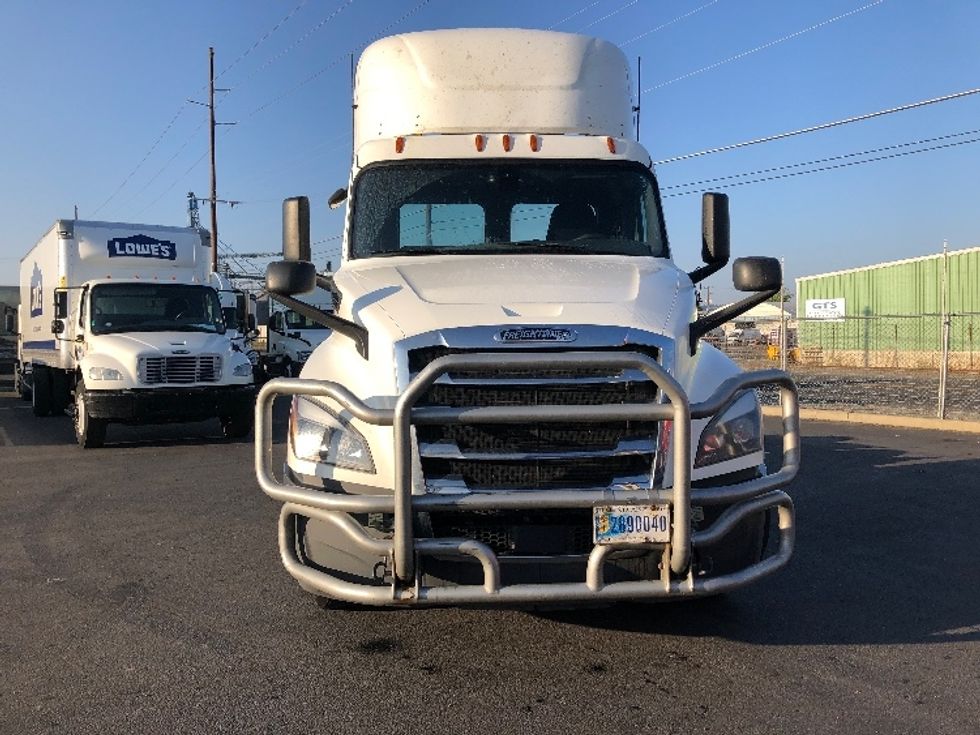 2020 Freightliner Cascadia 126" Day cab photo 2