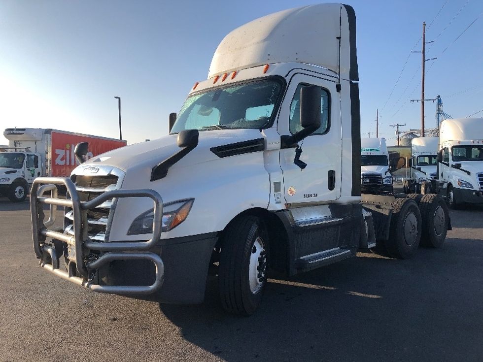 2020 Freightliner Cascadia 126" Day cab photo 3
