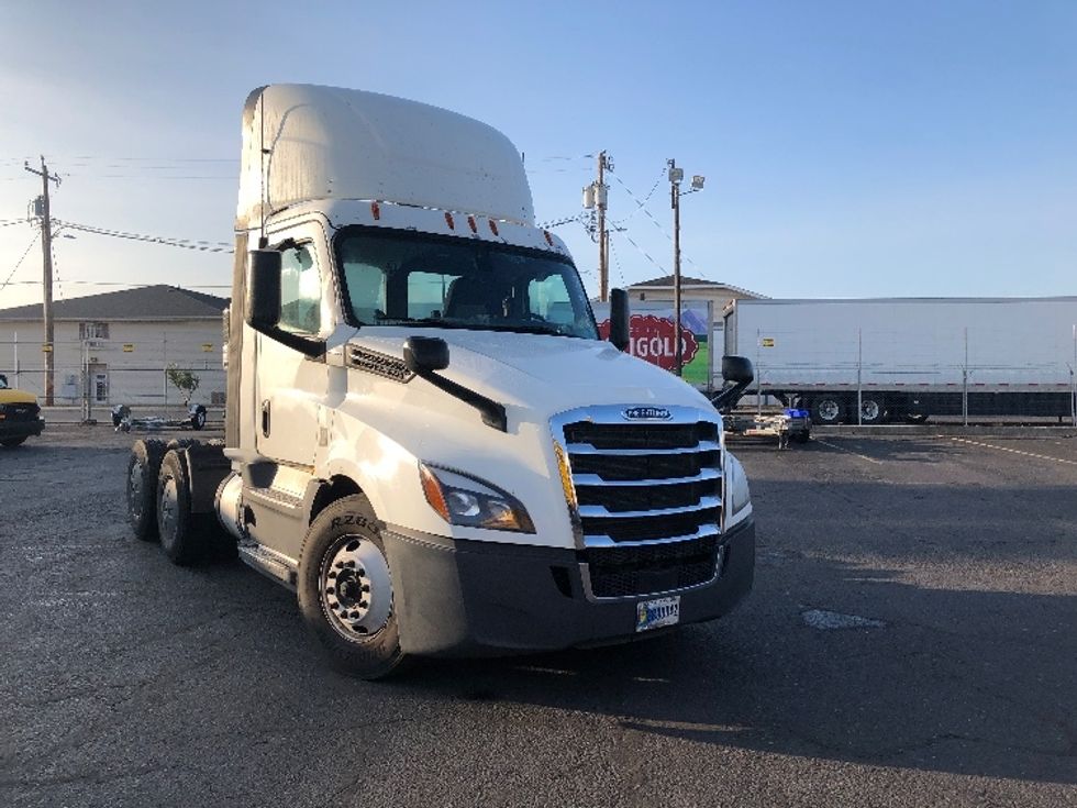 Day Cab Tractor-Heavy Duty Tractors-Freightliner-2020-T12664ST-Spokane-WA-552,905\n\t\tmiles-$ 42,250 - Image 1