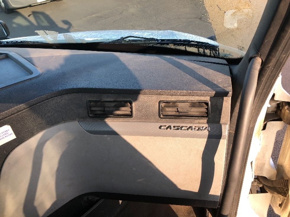 Day Cab Tractor-Heavy Duty Tractors-Freightliner-2020-T12664ST-Spokane-WA-552,905\n\t\tmiles-$ 42,250 - Image 12