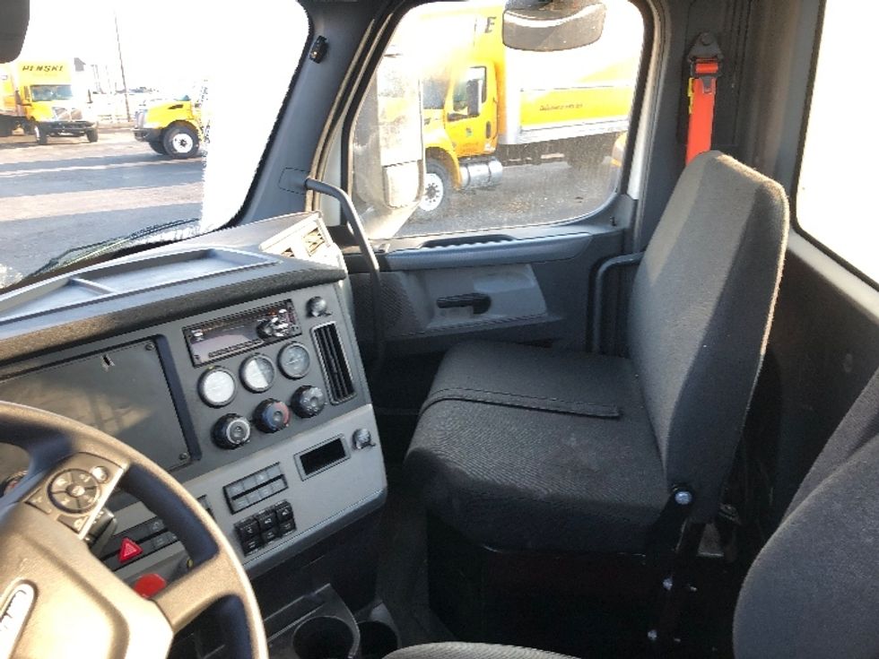 Day Cab Tractor-Heavy Duty Tractors-Freightliner-2020-T12664ST-Spokane-WA-552,905\n\t\tmiles-$ 42,250 - Image 9