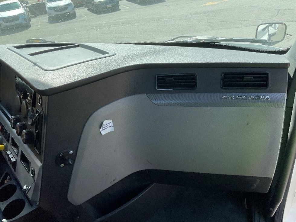 Day Cab Tractor-Heavy Duty Tractors-Freightliner-2020-T12664ST-Springfield-MA-439,996\n\t\tmiles-$ 43,500 - Image 13
