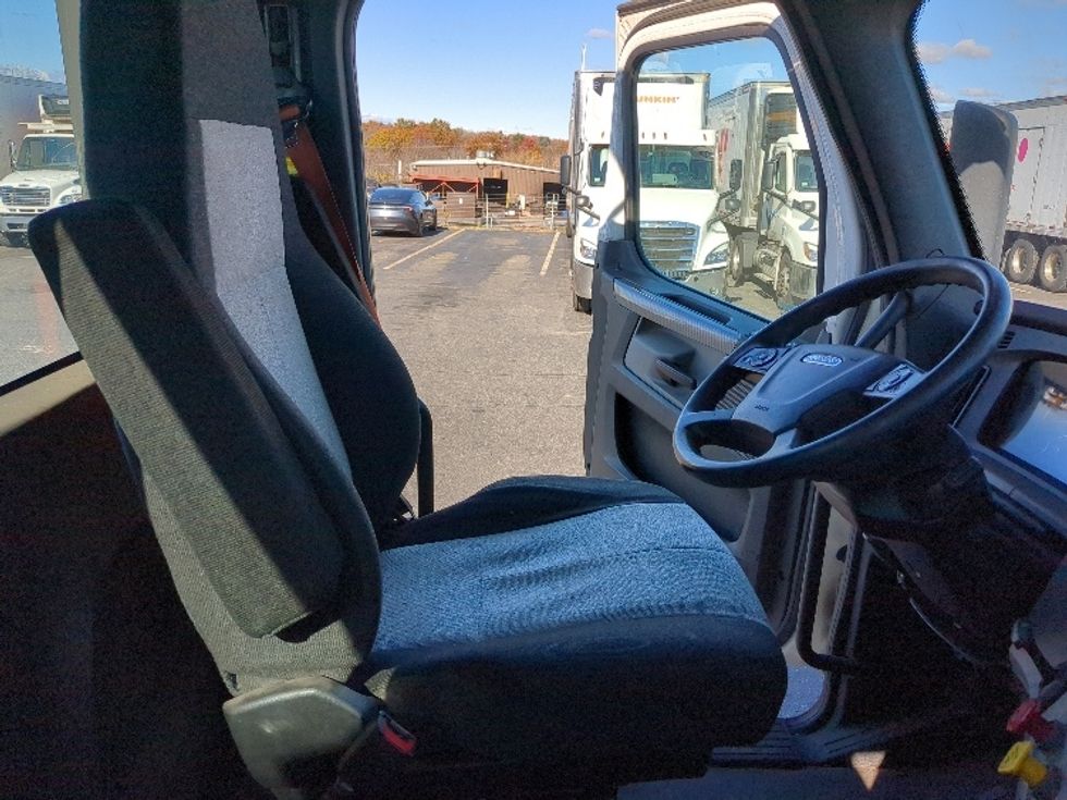 Day Cab Tractor-Heavy Duty Tractors-Freightliner-2020-T12664ST-Springfield-MA-491,500\n\t\tmiles-$ 40,000 - Image 14