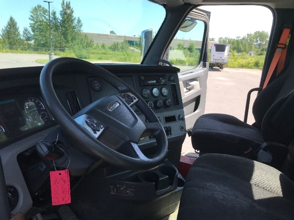 Day Cab Tractor-Heavy Duty Tractors-Freightliner-2020-T12664ST-Ste-Foy-PQ-216,120\n\t\tkm-$ 84,250 - Image 10