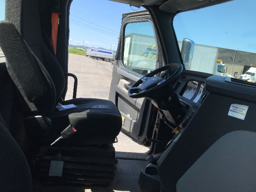 Day Cab Tractor-Heavy Duty Tractors-Freightliner-2020-T12664ST-Ste-Foy-PQ-216,120\n\t\tkm-$ 84,250 - Image 14