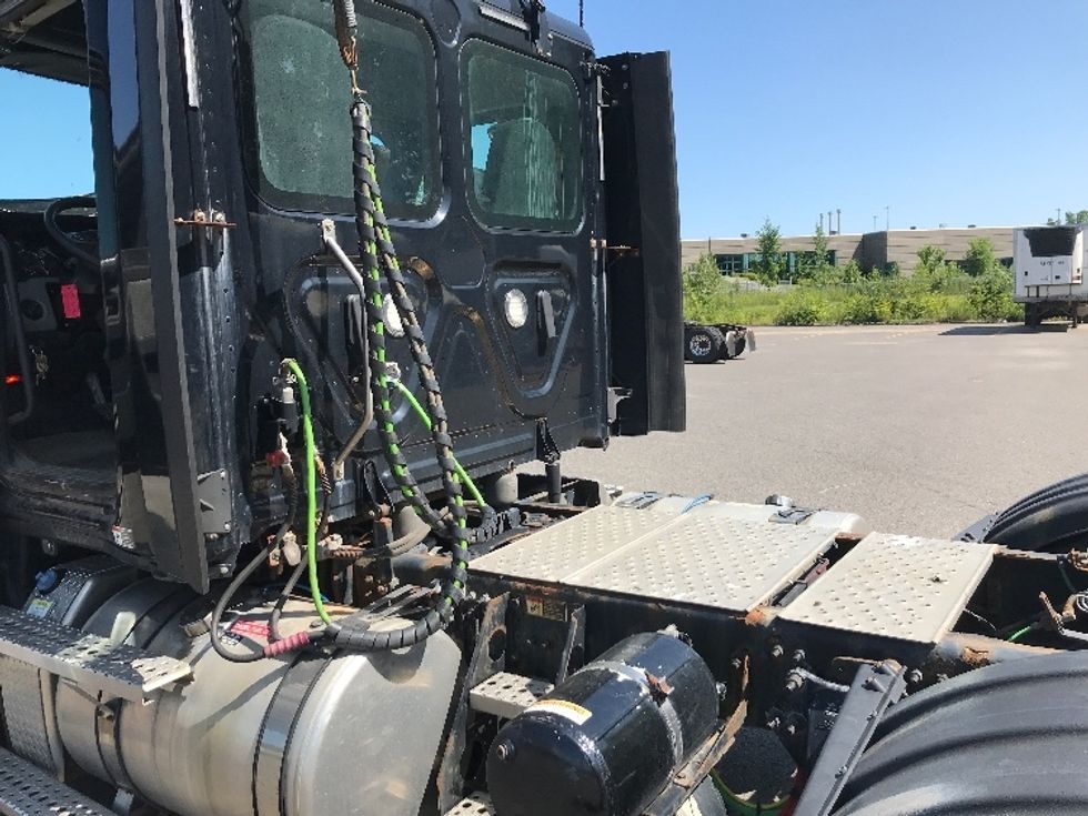 Day Cab Tractor-Heavy Duty Tractors-Freightliner-2020-T12664ST-Ste-Foy-PQ-216,120\n\t\tkm-$ 84,250 - Image 17
