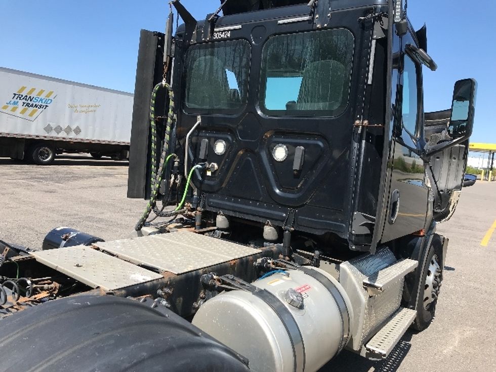 Day Cab Tractor-Heavy Duty Tractors-Freightliner-2020-T12664ST-Ste-Foy-PQ-216,120\n\t\tkm-$ 84,250 - Image 18