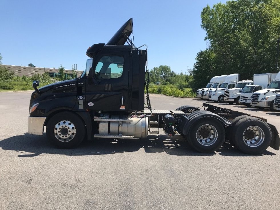 Day Cab Tractor-Heavy Duty Tractors-Freightliner-2020-T12664ST-Ste-Foy-PQ-216,120\n\t\tkm-$ 84,250 - Image 4