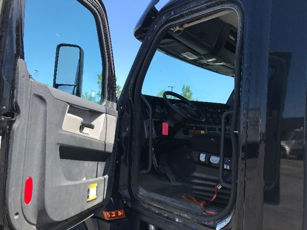 Day Cab Tractor-Heavy Duty Tractors-Freightliner-2020-T12664ST-Ste-Foy-PQ-216,120\n\t\tkm-$ 84,250 - Image 9