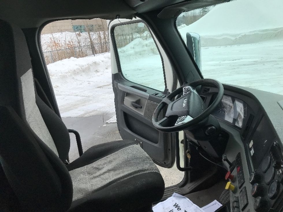 Day Cab Tractor-Heavy Duty Tractors-Freightliner-2020-T12664ST-Ste-Foy-PQ-219,426\n\t\tkm-$ 89,000 - Image 14