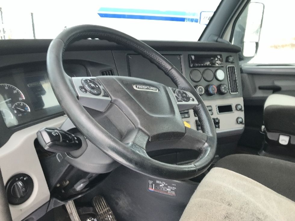 Day Cab Tractor-Heavy Duty Tractors-Freightliner-2020-T12664ST-Ste-Foy-PQ-248,807\n\t\tkm-$ 77,000 - Image 10