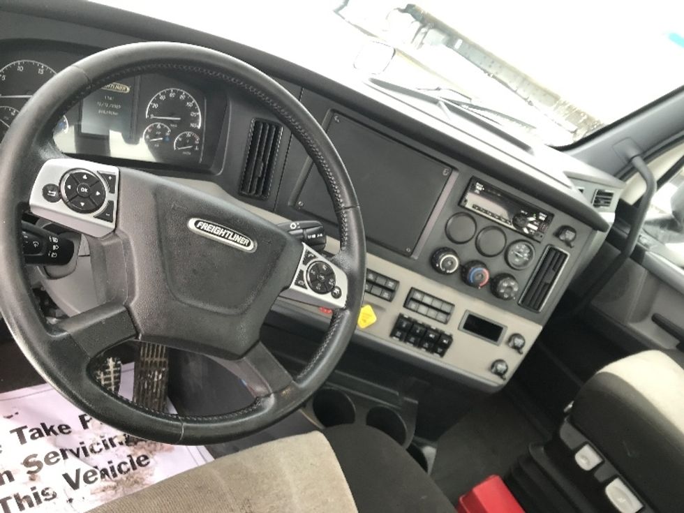 Day Cab Tractor-Heavy Duty Tractors-Freightliner-2020-T12664ST-Ste-Foy-PQ-248,807\n\t\tkm-$ 77,000 - Image 11