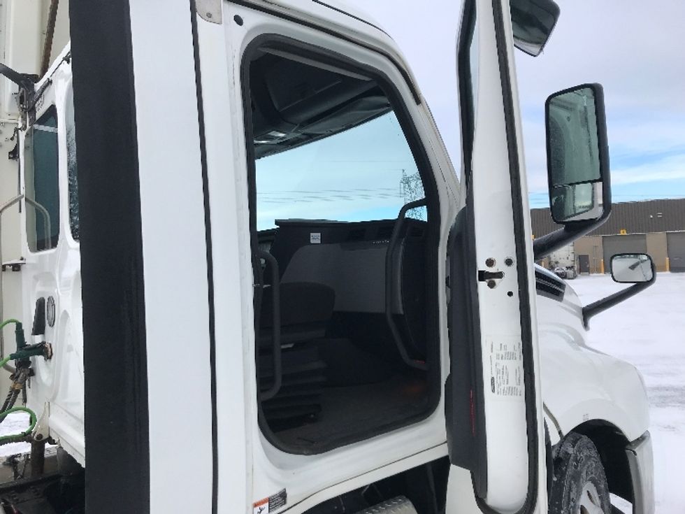 Day Cab Tractor-Heavy Duty Tractors-Freightliner-2020-T12664ST-Ste-Foy-PQ-248,807\n\t\tkm-$ 77,000 - Image 12