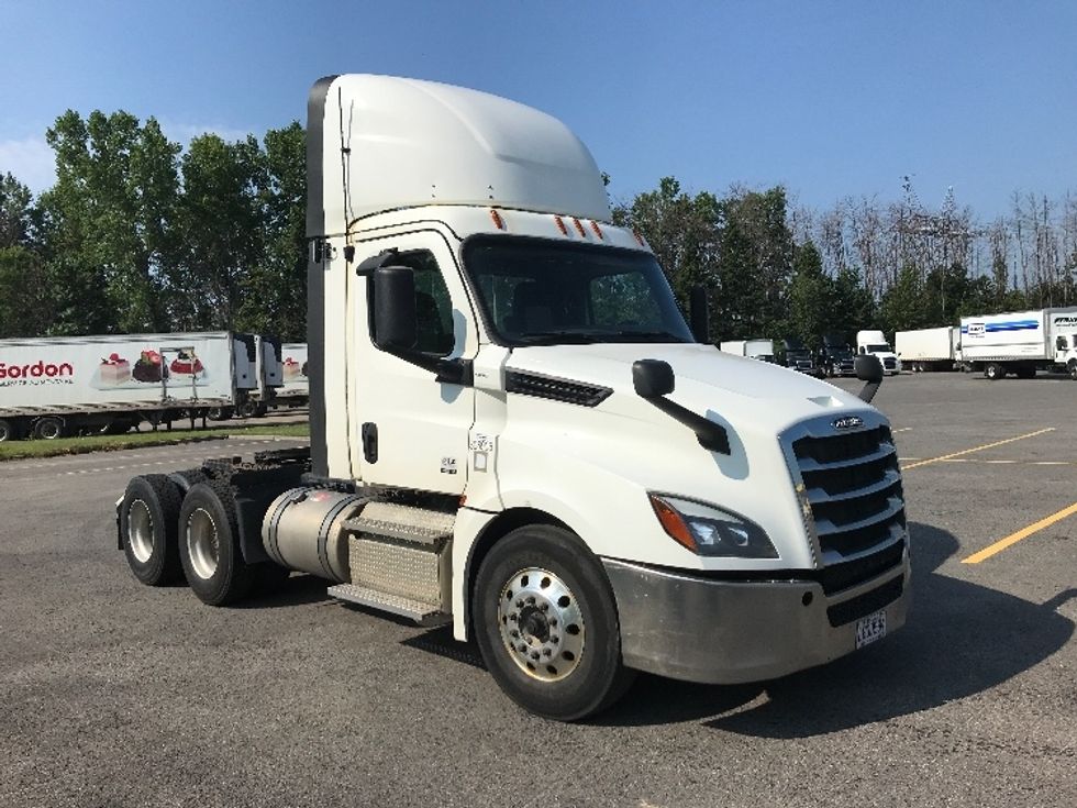 Day Cab Tractor-Heavy Duty Tractors-Freightliner-2020-T12664ST-Ste-Foy-PQ-439,386\n\t\tkm-$ 74,500 - Image 1