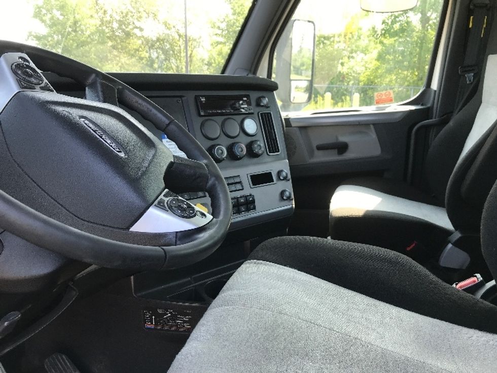 Day Cab Tractor-Heavy Duty Tractors-Freightliner-2020-T12664ST-Ste-Foy-PQ-439,386\n\t\tkm-$ 74,500 - Image 10