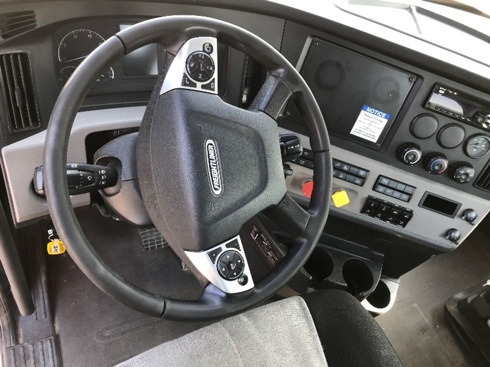 Day Cab Tractor-Heavy Duty Tractors-Freightliner-2020-T12664ST-Ste-Foy-PQ-439,386\n\t\tkm-$ 74,500 - Image 11