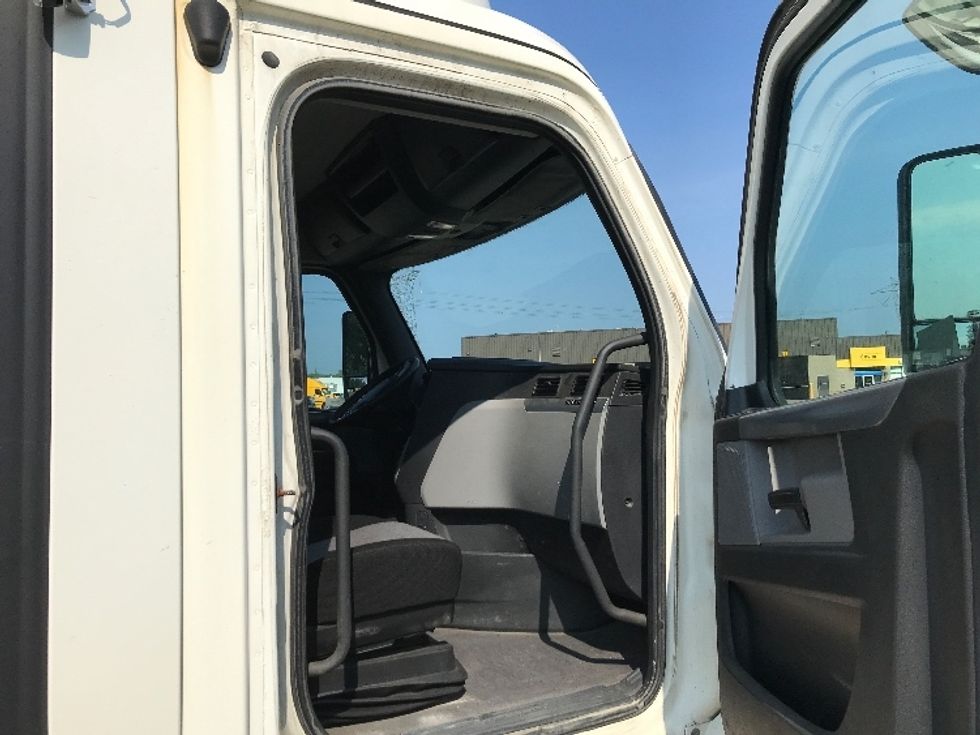 Day Cab Tractor-Heavy Duty Tractors-Freightliner-2020-T12664ST-Ste-Foy-PQ-439,386\n\t\tkm-$ 74,500 - Image 12