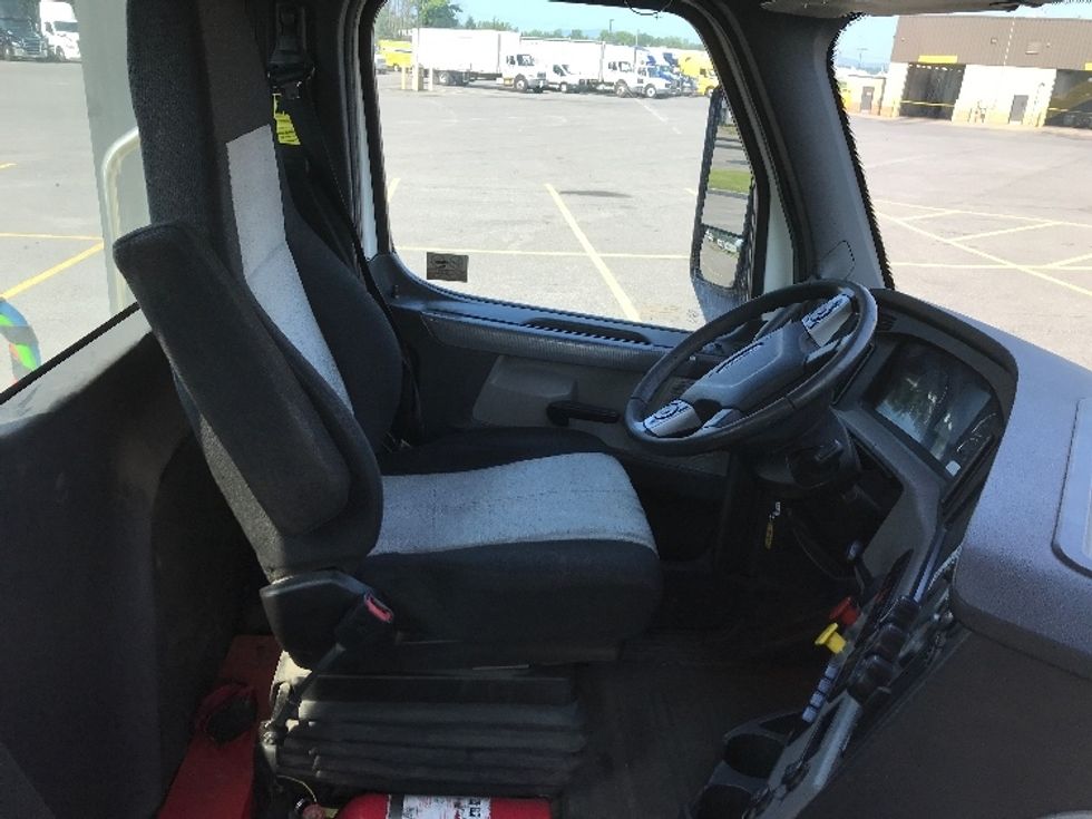 Day Cab Tractor-Heavy Duty Tractors-Freightliner-2020-T12664ST-Ste-Foy-PQ-439,386\n\t\tkm-$ 74,500 - Image 14