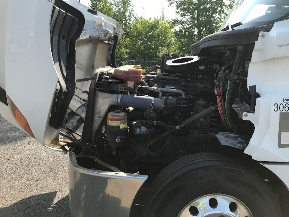 Day Cab Tractor-Heavy Duty Tractors-Freightliner-2020-T12664ST-Ste-Foy-PQ-439,386\n\t\tkm-$ 74,500 - Image 16