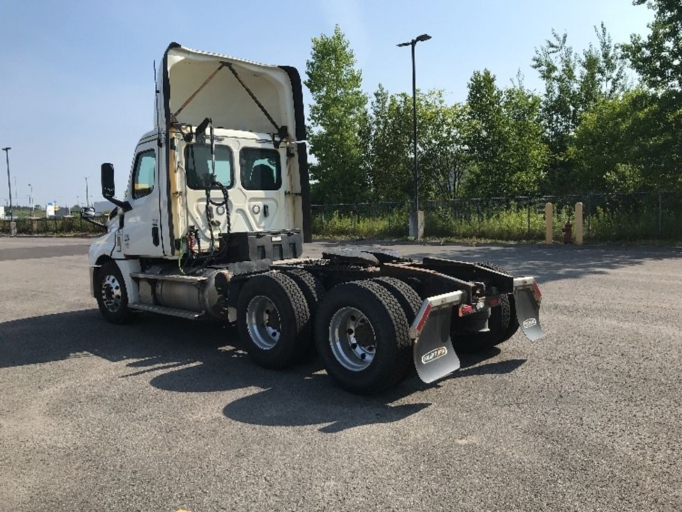 Day Cab Tractor-Heavy Duty Tractors-Freightliner-2020-T12664ST-Ste-Foy-PQ-439,386\n\t\tkm-$ 74,500 - Image 5