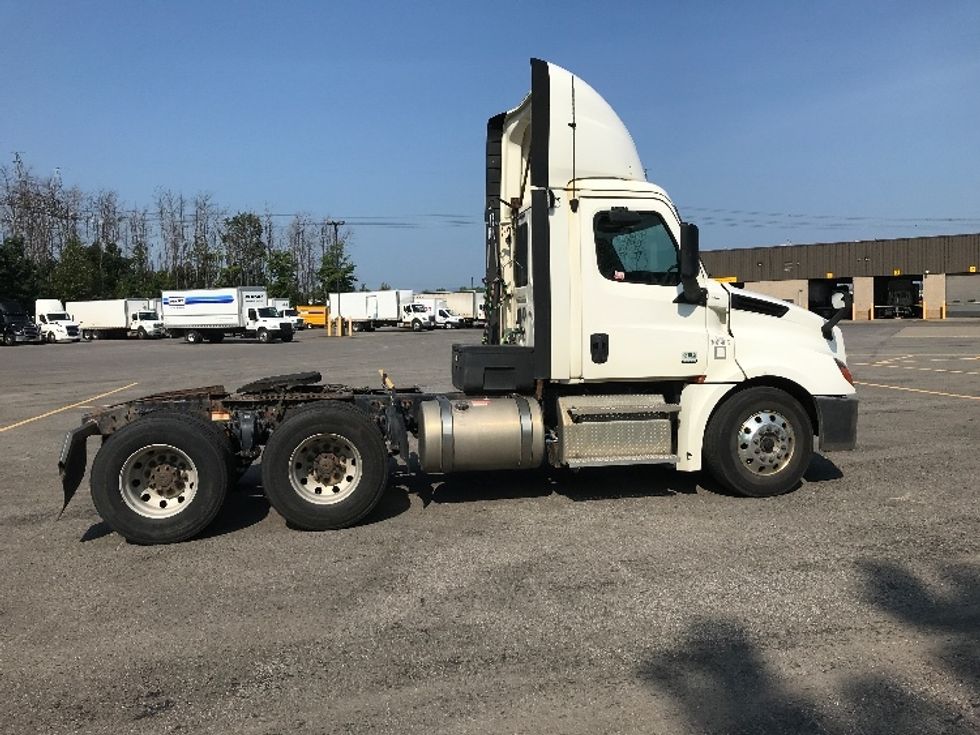 Day Cab Tractor-Heavy Duty Tractors-Freightliner-2020-T12664ST-Ste-Foy-PQ-439,386\n\t\tkm-$ 74,500 - Image 8