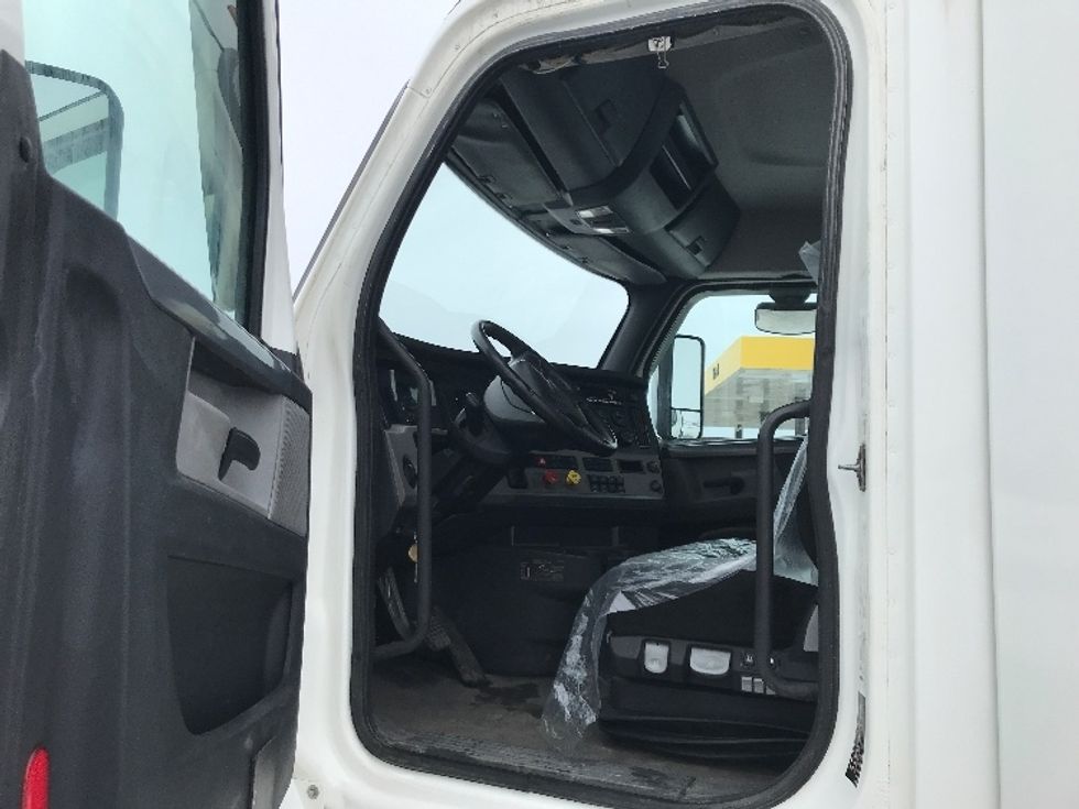 Day Cab Tractor-Heavy Duty Tractors-Freightliner-2020-T12664ST-Ste-Foy-PQ-478,139\n\t\tkm-$ 66,250 - Image 9