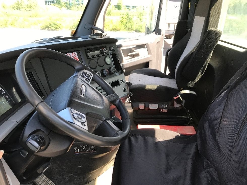 Day Cab Tractor-Heavy Duty Tractors-Freightliner-2020-T12664ST-Ste-Foy-PQ-513,802\n\t\tkm-$ 71,000 - Image 10