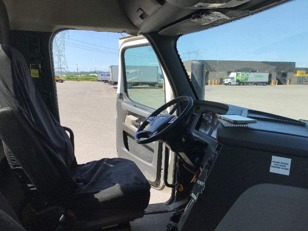 Day Cab Tractor-Heavy Duty Tractors-Freightliner-2020-T12664ST-Ste-Foy-PQ-513,802\n\t\tkm-$ 71,000 - Image 14