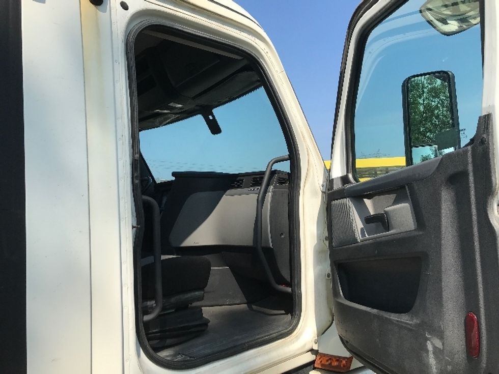 Day Cab Tractor-Heavy Duty Tractors-Freightliner-2020-T12664ST-Ste-Foy-PQ-553,460\n\t\tkm-$ 69,250 - Image 12