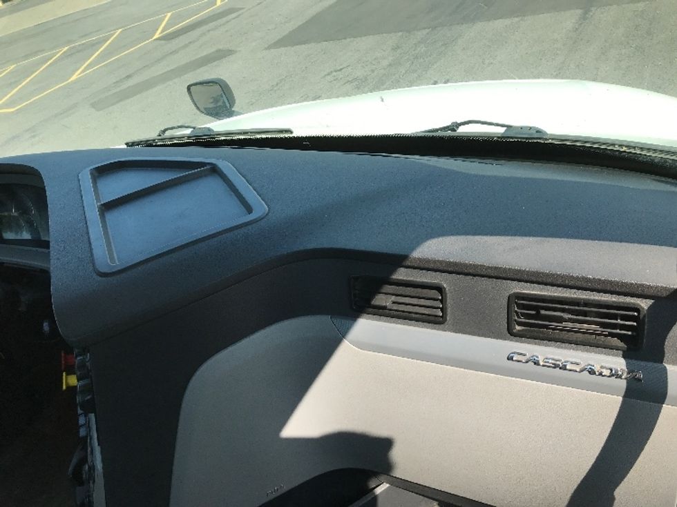 Day Cab Tractor-Heavy Duty Tractors-Freightliner-2020-T12664ST-Ste-Foy-PQ-553,460\n\t\tkm-$ 69,250 - Image 13