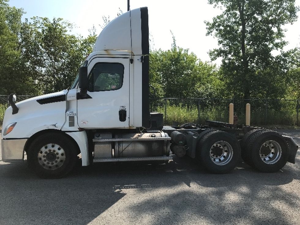 Day Cab Tractor-Heavy Duty Tractors-Freightliner-2020-T12664ST-Ste-Foy-PQ-553,460\n\t\tkm-$ 69,250 - Image 4