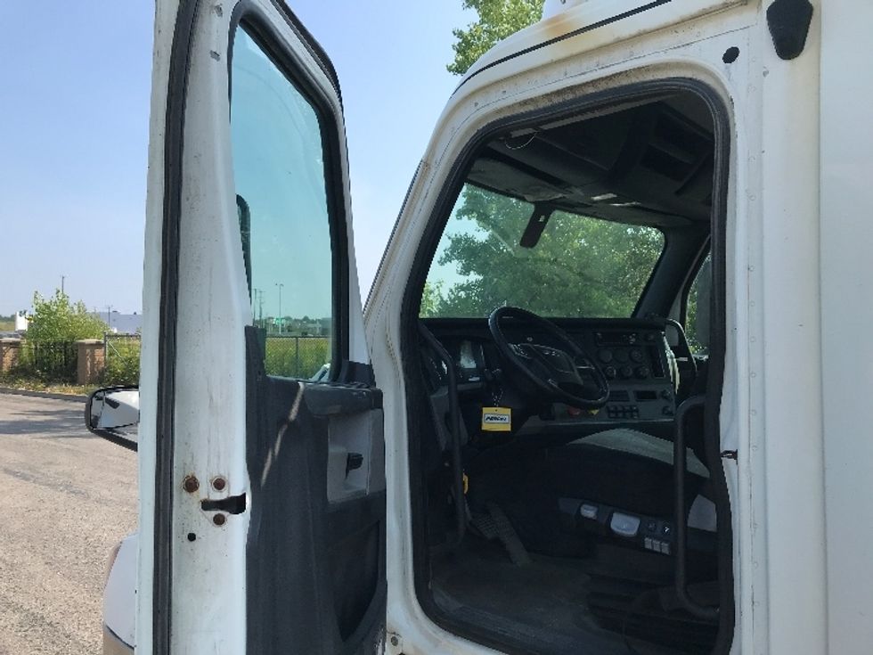 Day Cab Tractor-Heavy Duty Tractors-Freightliner-2020-T12664ST-Ste-Foy-PQ-553,460\n\t\tkm-$ 69,250 - Image 9