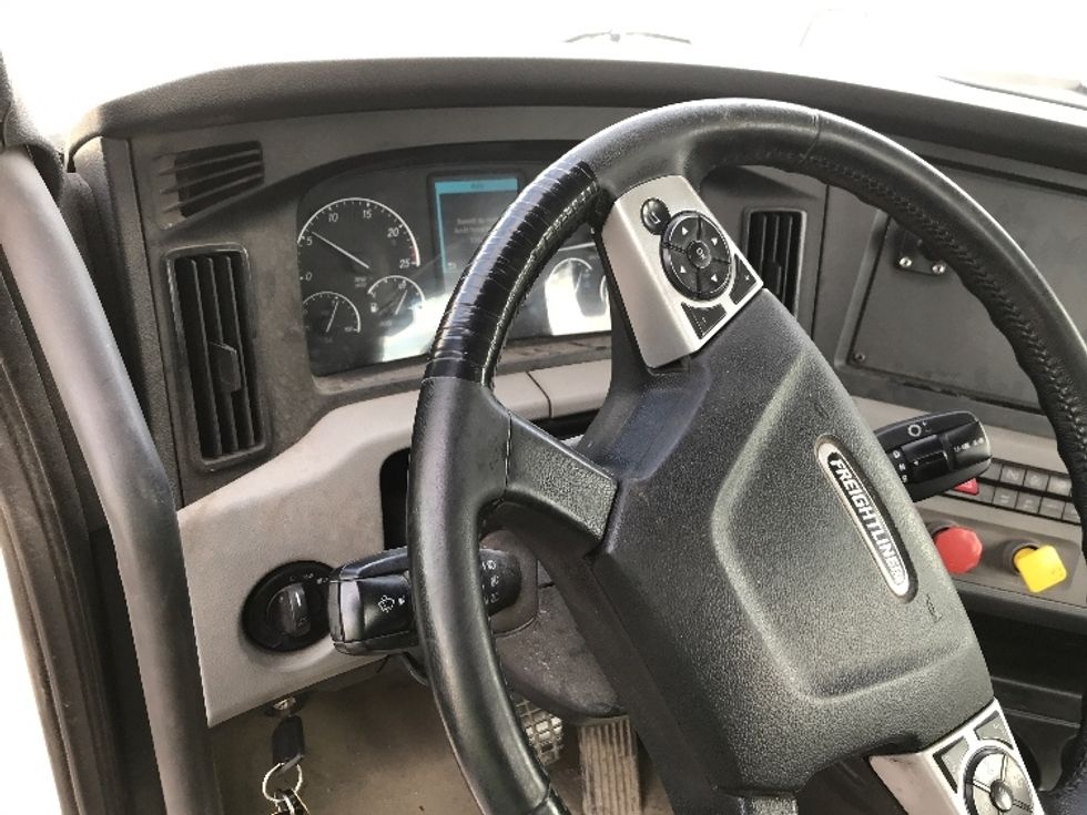 Day Cab Tractor-Heavy Duty Tractors-Freightliner-2020-T12664ST-Ste-Foy-PQ-952,531\n\t\tkm-$ 43,500 - Image 10