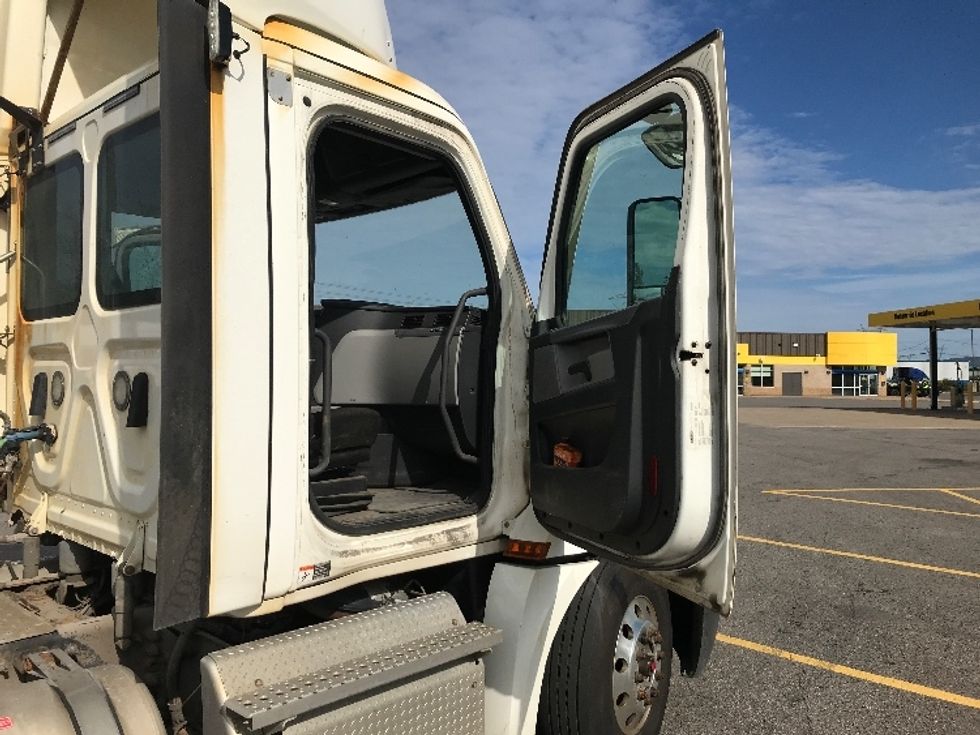 Day Cab Tractor-Heavy Duty Tractors-Freightliner-2020-T12664ST-Ste-Foy-PQ-952,531\n\t\tkm-$ 43,500 - Image 12