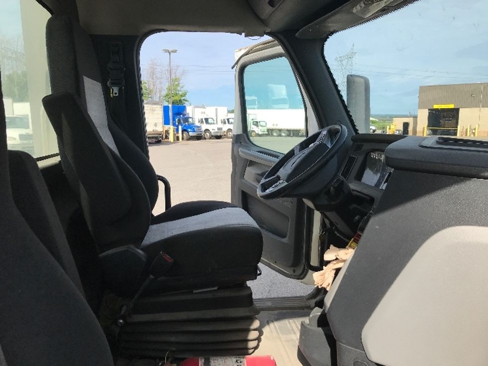 Day Cab Tractor-Heavy Duty Tractors-Freightliner-2020-T12664ST-Ste-Foy-PQ-952,531\n\t\tkm-$ 43,500 - Image 14