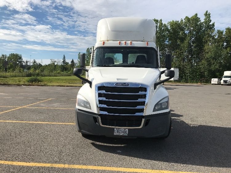 2020 Freightliner Cascadia 126" Day cab photo 2