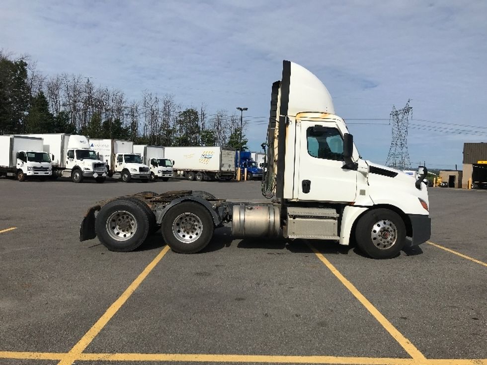 Day Cab Tractor-Heavy Duty Tractors-Freightliner-2020-T12664ST-Ste-Foy-PQ-952,531\n\t\tkm-$ 43,500 - Image 8