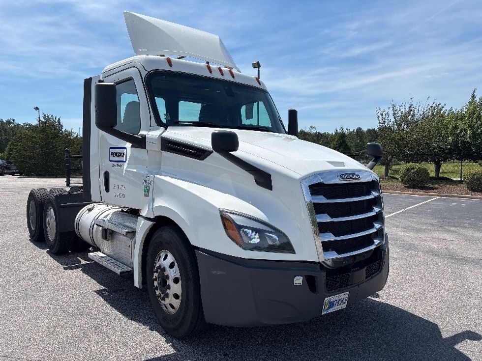 Day Cab Tractor-Heavy Duty Tractors-Freightliner-2020-T12664ST-Sterling-VA-157,515\n\t\tmiles-$ 67,250 - Image 1