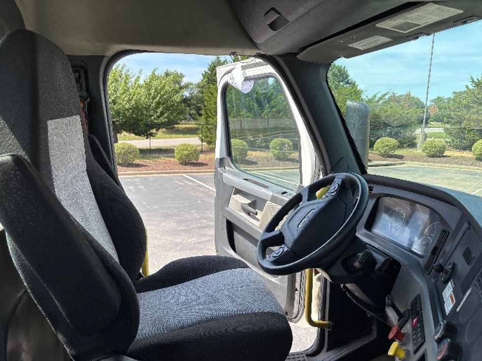 Day Cab Tractor-Heavy Duty Tractors-Freightliner-2020-T12664ST-Sterling-VA-157,515\n\t\tmiles-$ 67,250 - Image 14