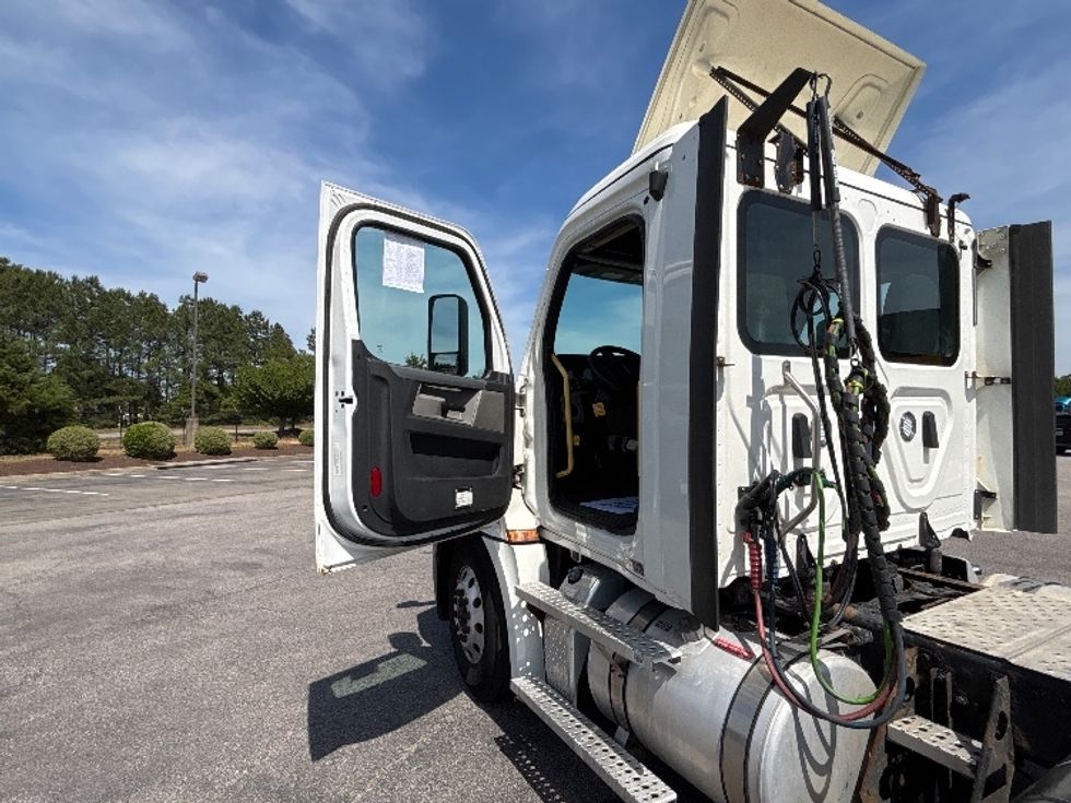 Day Cab Tractor-Heavy Duty Tractors-Freightliner-2020-T12664ST-Sterling-VA-157,515\n\t\tmiles-$ 67,250 - Image 9