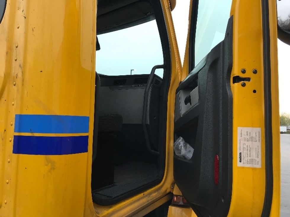 Day Cab Tractor-Heavy Duty Tractors-Freightliner-2020-T12664ST-Sterling-VA-558,934\n\t\tmiles-$ 42,250 - Image 12