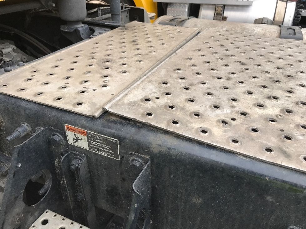 Day Cab Tractor-Heavy Duty Tractors-Freightliner-2020-T12664ST-Sterling-VA-558,934\n\t\tmiles-$ 42,250 - Image 21