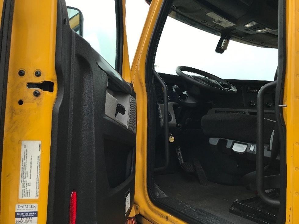 Day Cab Tractor-Heavy Duty Tractors-Freightliner-2020-T12664ST-Sterling-VA-558,934\n\t\tmiles-$ 42,250 - Image 9