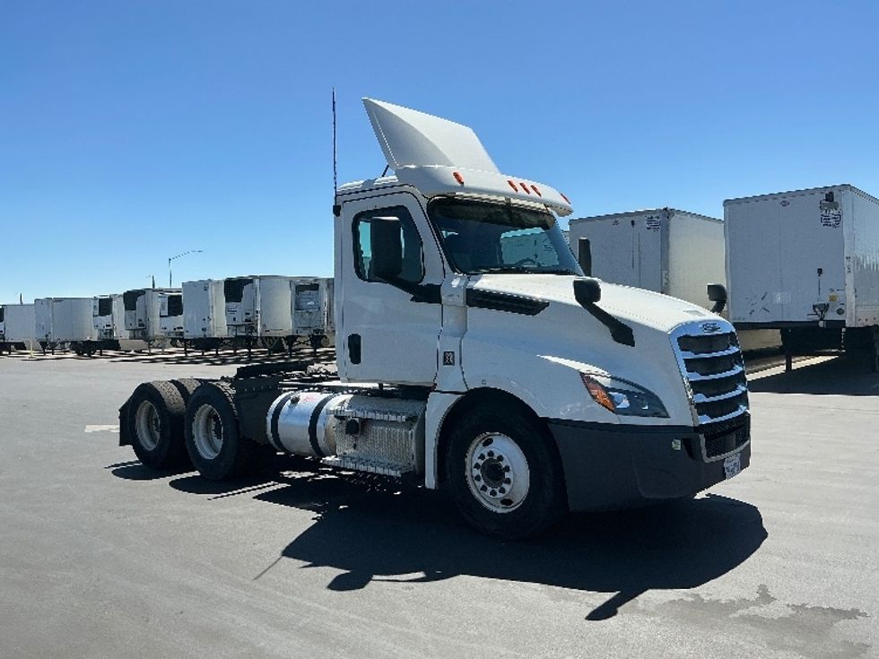 Day Cab Tractor-Heavy Duty Tractors-Freightliner-2020-T12664ST-Stockton-CA-300,647\n\t\tmiles-$ 51,000 - Image 1