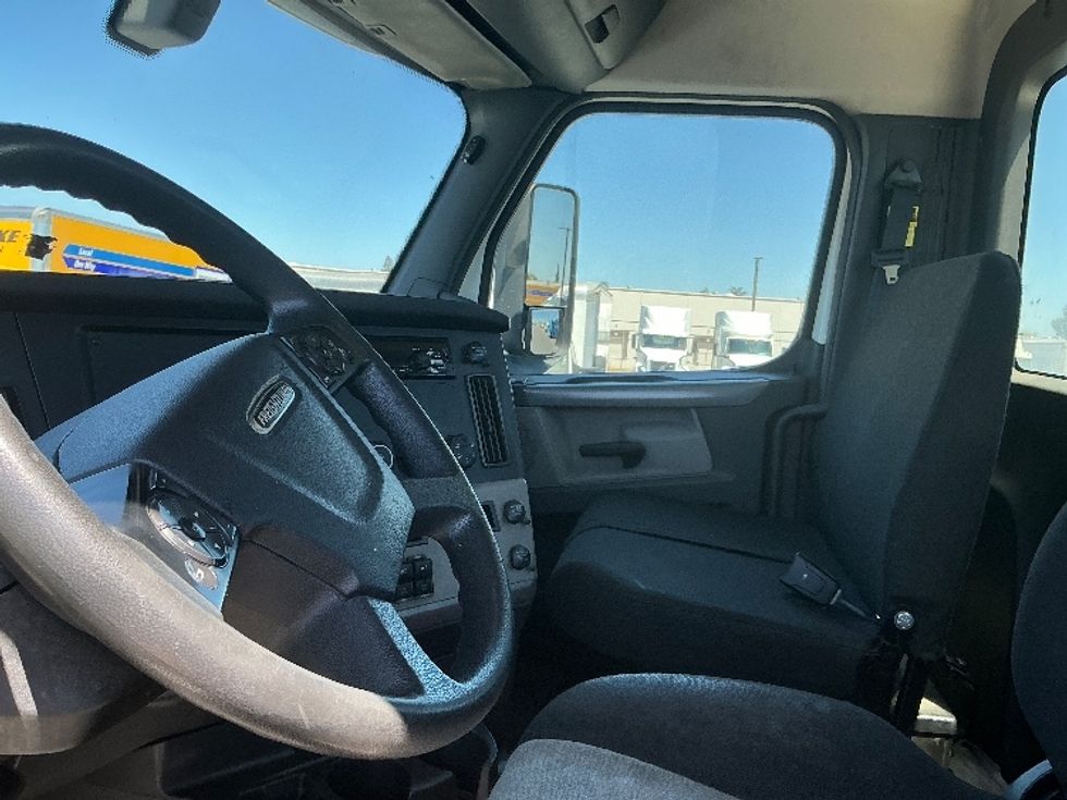 Day Cab Tractor-Heavy Duty Tractors-Freightliner-2020-T12664ST-Stockton-CA-300,647\n\t\tmiles-$ 51,000 - Image 10