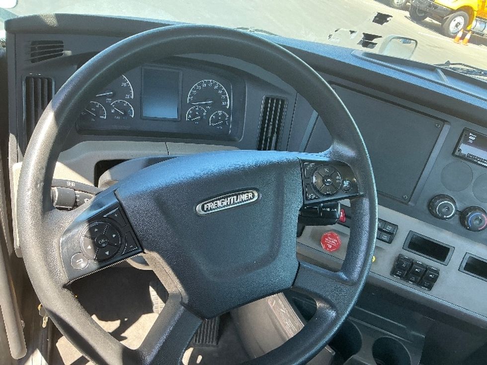 Day Cab Tractor-Heavy Duty Tractors-Freightliner-2020-T12664ST-Stockton-CA-300,647\n\t\tmiles-$ 51,000 - Image 11