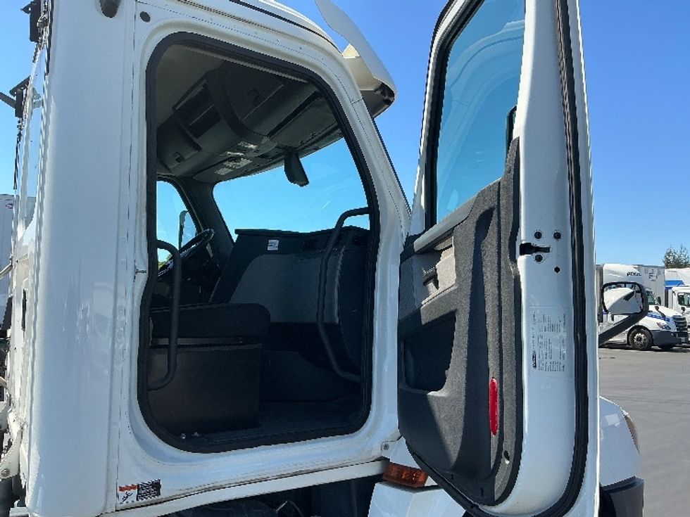Day Cab Tractor-Heavy Duty Tractors-Freightliner-2020-T12664ST-Stockton-CA-300,647\n\t\tmiles-$ 51,000 - Image 12